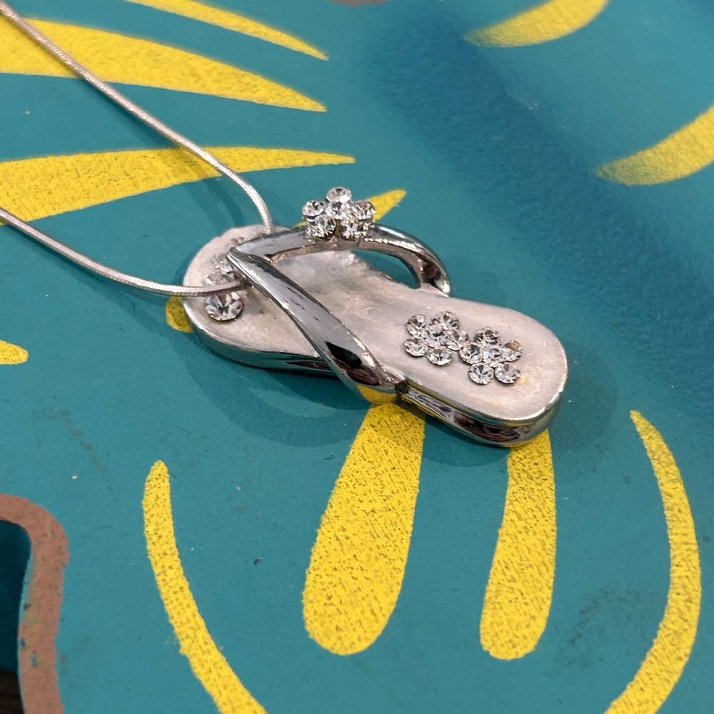 MUST SEE!!! 🩴 BN Silver Flop Flip with Clear Stones